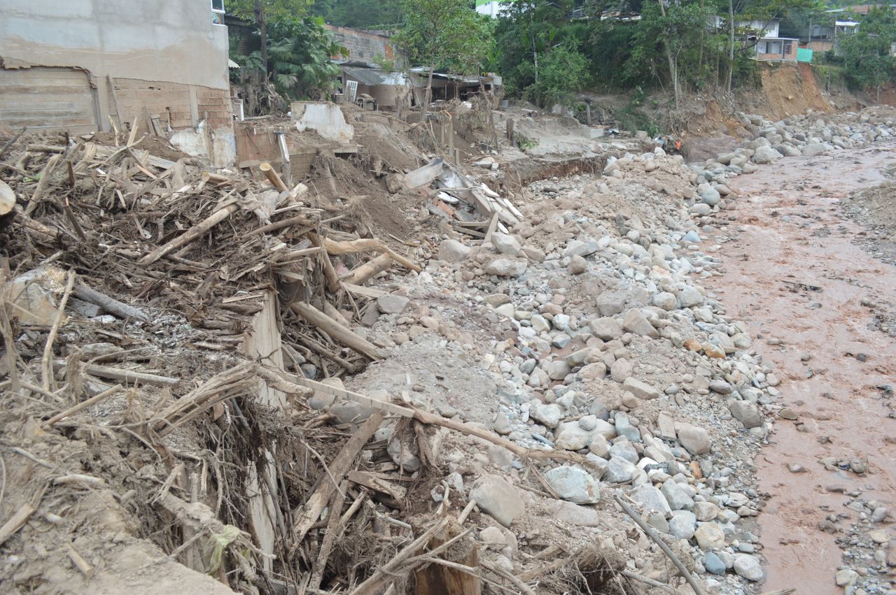 Erosion and debris visible along the dried riverbed in Mocoa, Colombia.